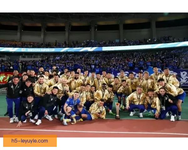 中国超级杯奖杯巡展名宿球员互动亮相